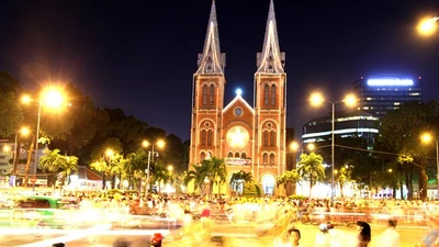 Dòng người ùn ùn đổ về trung tâm TP đón Giáng sinh