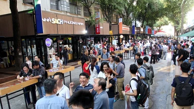 TP.HCM: Đông đảo người dân tham quan đường sách trong ngày khánh thành