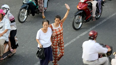 Hà Nội phạt người đi bộ, Sài Gòn có cầu bộ hành dân không đi