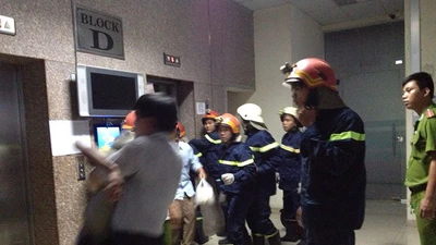 Hơn 10 người kêu cứu trong thang máy bị kẹt ở chung cư