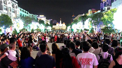 Clip nhóm nhảy nghiệp dư “đại náo” phố đi bộ Nguyễn Huệ 