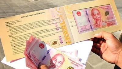 TP.HCM: Người dân xếp hàng cả tiếng chờ mua tiền lưu niệm