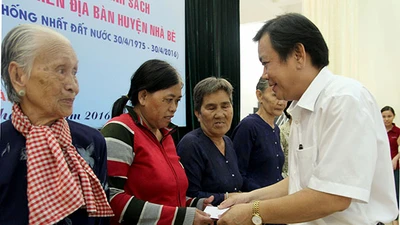 Báo Pháp Luật TP.HCM trao 200 phần quà cho người nghèo Nhà Bè