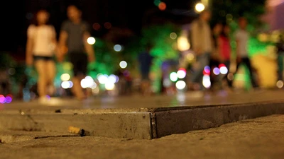 Lồi lõm, bong tróc đá trên phố đi bộ Nguyễn Huệ 