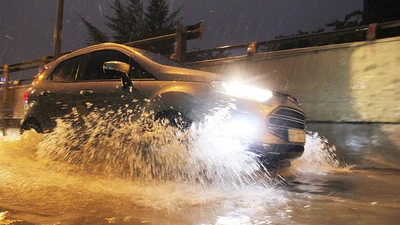 Mưa không lớn, đường Nguyễn Hữu Cảnh vẫn ngập