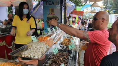 Bọ cạp chiên giòn hút khách ở liên hoan ẩm thực 