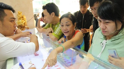 Người Sài Gòn tranh thủ đi mua vàng ngày Thần tài