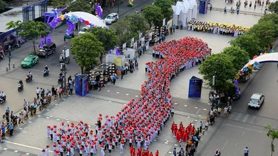 1.000 nữ sinh Trưng Vương tập xếp bản đồ Việt Nam