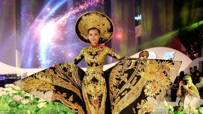 100 người mẫu thướt tha với áo dài trên phố Nguyễn Huệ