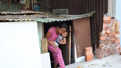 Nhà dân ở Bình Thạnh bị biến thành 'hầm' khi nâng đường