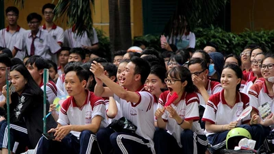 2.000 HS Trưng Vương 'đội nắng' tìm hiểu pháp luật