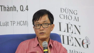 Ra mắt sách 'Đừng chờ ai lên tiếng hộ mình'