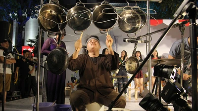 Biểu diễn nghệ thuật đường phố bằng...thùng,xoong,chảo