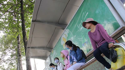 Trạm chờ xe buýt ở TP.HCM được phun sương giảm nóng