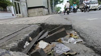 Muôn kiểu 'bức tử' hố ga thoát nước