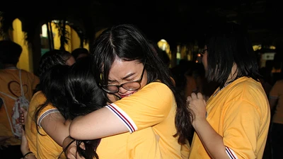 Học sinh Trưng Vương bật khóc ở buổi chia tay lớp 12