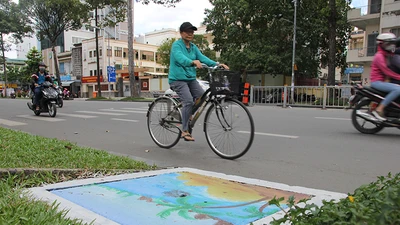 Ngắm những nắp cống ở quận 1 được thay áo mới