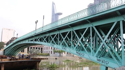 Cây cầu kiến trúc cổ nhất TP.HCM xuống cấp nghiêm trọng