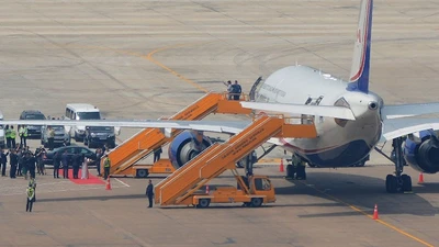 Ngắm chuyên cơ chở thủ tướng Canada thăm TP.HCM