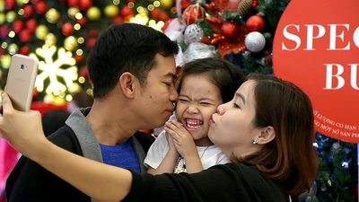 Người Sài Gòn náo nức đi chơi Noel sớm