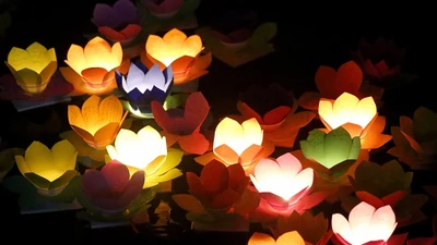 Hoa đăng rực sáng sông Sài Gòn đêm rằm tháng Giêng