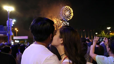 Pháo hoa rực sáng TP.HCM mừng 43 năm thống nhất đất nước