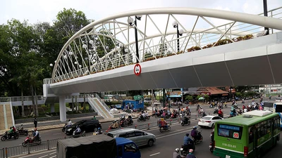 Cận cảnh cầu bộ hành hơn 11 tỉ đồng giữa lòng TP.HCM