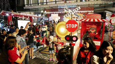 Người Sài Gòn rộn rã xuống phố đón Noel sớm