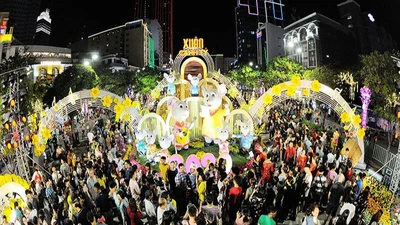 'Biển người' chen chân ở đường hoa Nguyễn Huệ 2020