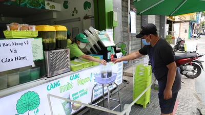 TP.HCM: Xuất hiện muôn kiểu tránh dịch COVID-19 độc đáo