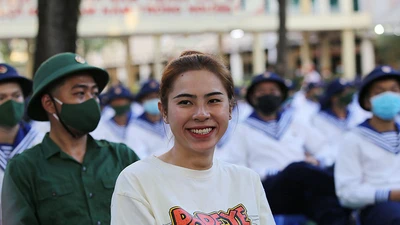 Nữ tân binh TP.HCM cười tươi khi lên đường nhập ngũ