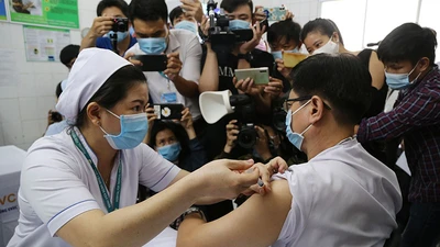 Những hình ảnh tiêm vaccine COVID-19 đầu tiên tại TP.HCM