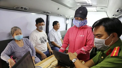 Cận cảnh xe lưu động đến tận khu phố cấp CCCD gắn chip 