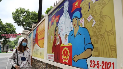 Đường phố TP.HCM rực rỡ cờ hoa sẵn sàng cho ngày bầu cử