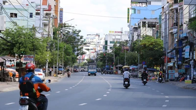 TP.HCM có 44 ca COVID-19, đường phố vắng vẻ lạ thường