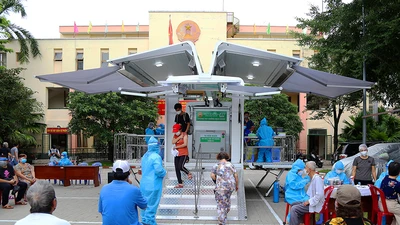 Độc đáo xe tiêm chủng vaccine lưu động cho người cao tuổi ở TP.HCM