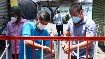 TP.HCM: Người dân vui mừng vì nhiều nơi bắt đầu tháo bỏ rào chắn