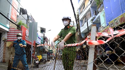 Cận cảnh: Đang tháo dỡ rào chắn nhiều tuyến đường ở TP.HCM