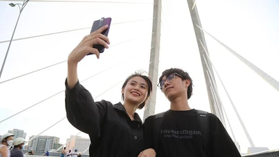 Người dân TP.HCM hào hứng qua cầu Thủ Thiêm 2