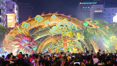  Chính thức khai mạc đường hoa Nguyễn Huệ Tết Giáp Thìn 2024 