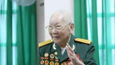 Đại tá Trần Thế Đề kể về trận đánh đồi A1. Ảnh: HOÀNG GIANG