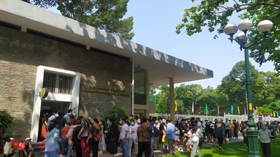 Đường phố vắng, người dân TP.HCM thăm Dinh Độc lập ngày 30-4