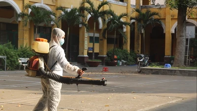 Trường khử khuẩn 2 tuần một lần để học sinh 12 quay lại lớp 