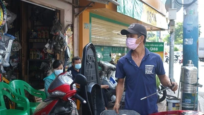 Người dân TP.HCM bình tĩnh trong ngày đầu giãn cách