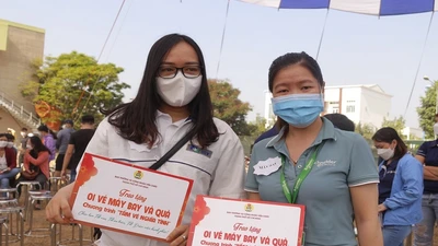 Công nhân vui mừng nhận vé máy bay miễn phí về quê ăn Tết