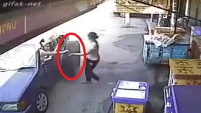 Cô gái thoát chết trong gang tấc khi lốp xe bất ngờ lao đến 