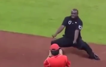 Clip anh chàng bảo vệ “quẩy” cực sung cùng linh vật