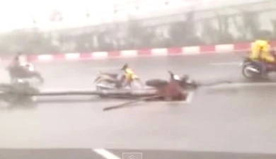 Video cơn giông kinh hoàng ở Hà Nội chiều ngày 13-6