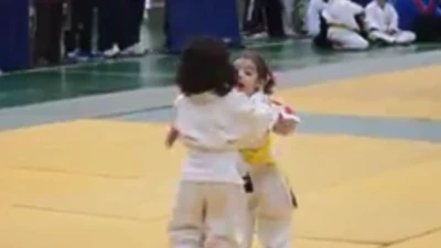 Clip trận đấu Judo của 2 bé gái siêu dễ thương