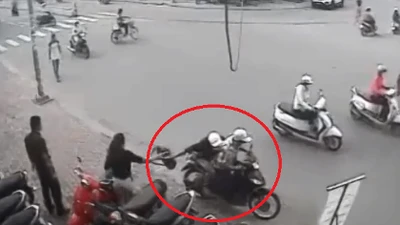 Clip: Cướp leo vỉa hè giật giỏ xách trước mắt bảo vệ